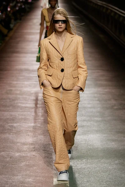 Look 13